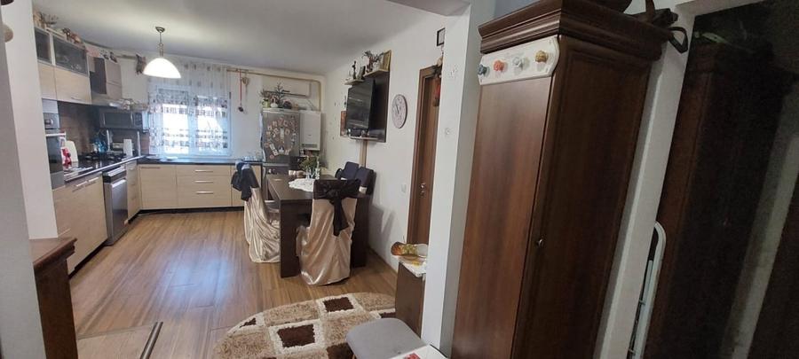 Apartament cu 4 camere decomandat, mobilat în 1 Mai