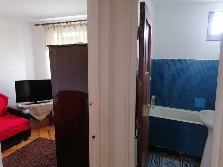 Apartament cu 3 camere semidecomandat, mobilat în Trivale