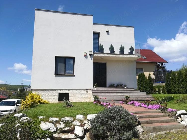 Casă cu 5 camere cu Teren 500 Mp în Corunca
