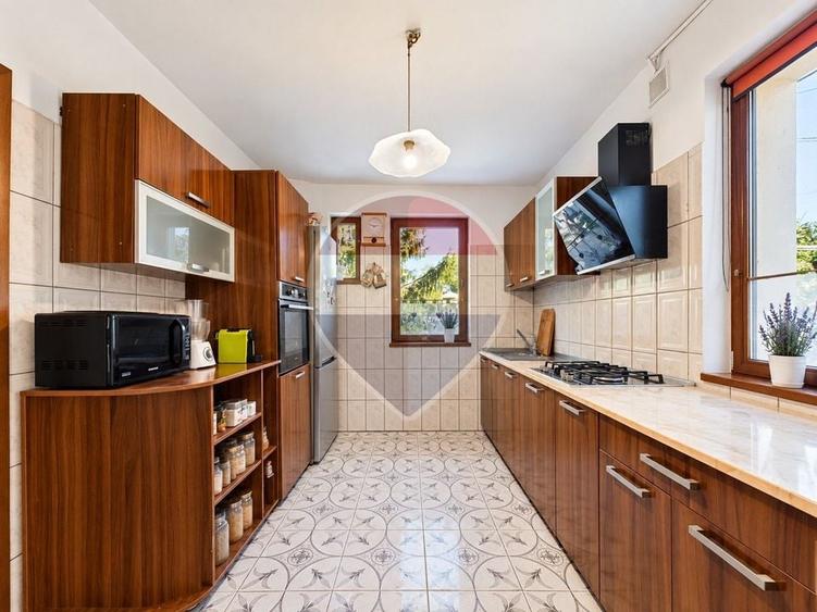 Casă individuală cu 8 camere cu Piscina în Ștefăneștii de Jos