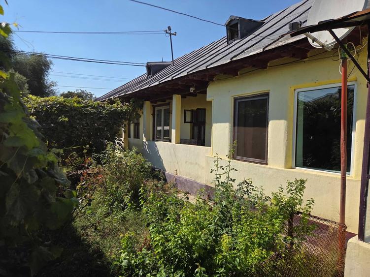 Casă cu 4 camere în Bărcănești
