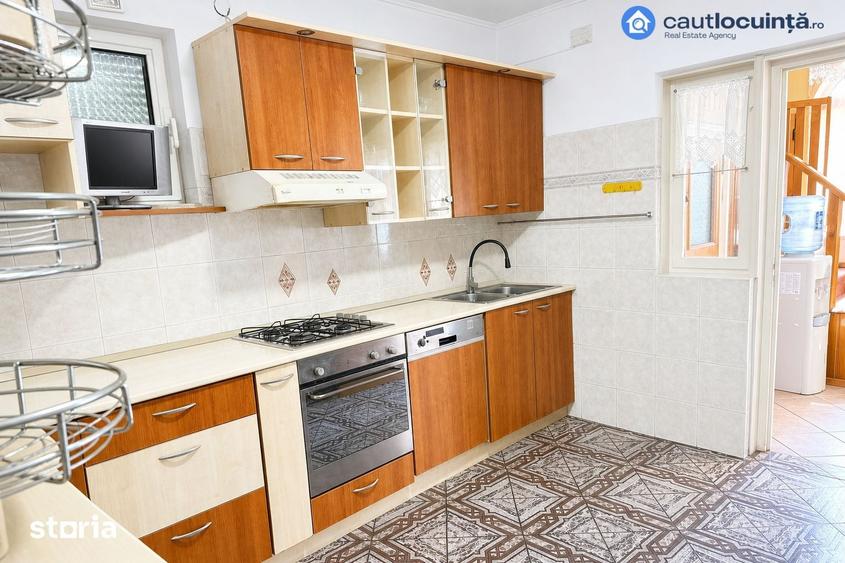 Casă cu 10 camere cu Teren 425 Mp în Dobroești