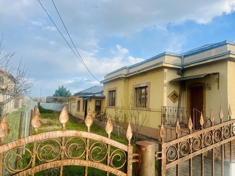 Casă cu 3 camere în Garoafa