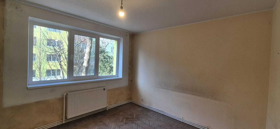 Apartament cu 3 camere semidecomandat în Central