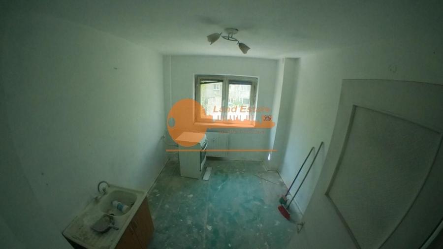 Apartament cu 3 camere semidecomandat în Rahova