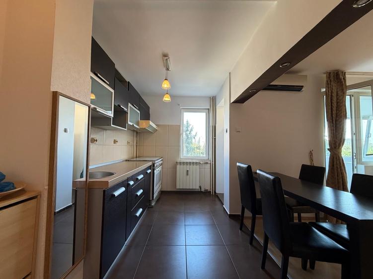 Apartament cu 3 camere semidecomandat în Titan