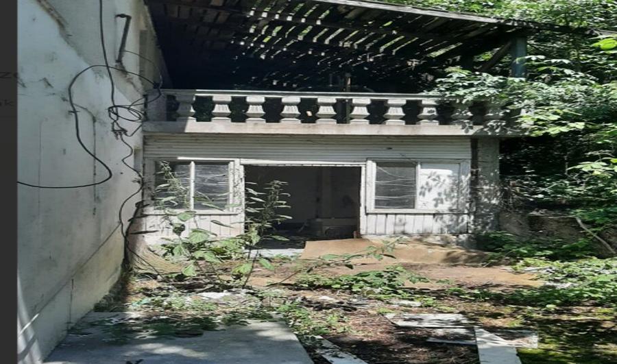 Casă individuală cu 9 camere cu Teren 1936 Mp în Central