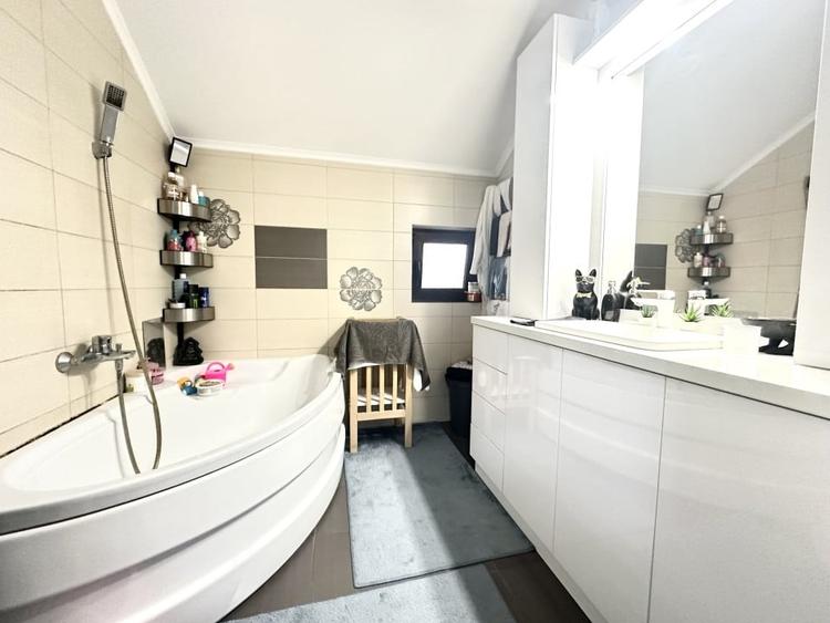 Apartament cu 3 camere semidecomandat, mobilat în Dumbrăvița