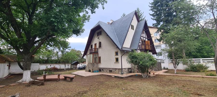 Casă individuală cu 7 camere cu Canalizare în Central