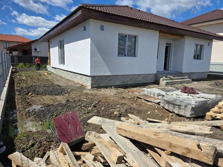 Casă individuală cu 4 camere cu Canalizare în Central