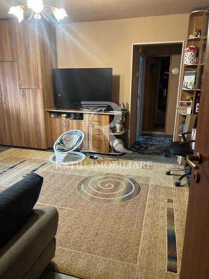 Apartament cu 3 camere semidecomandat, mobilat în Rogerius