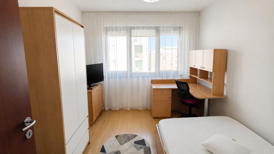 Apartament cu 3 camere semidecomandat în Dristor