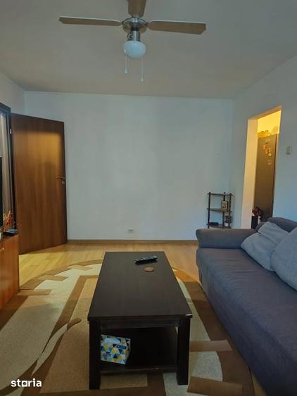 Apartament cu 3 camere semidecomandat în Giurgiului
