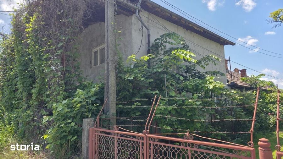 Casă cu 6 camere cu Teren 1444 Mp în Central