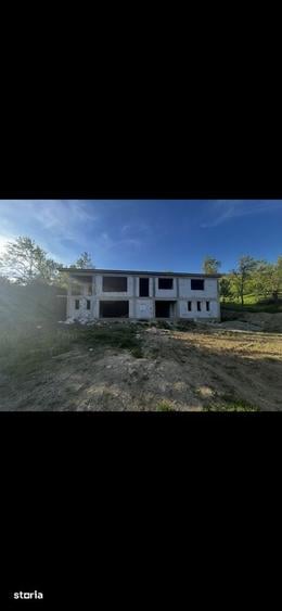 Casă cu 5 camere cu Teren 8800 Mp în Central