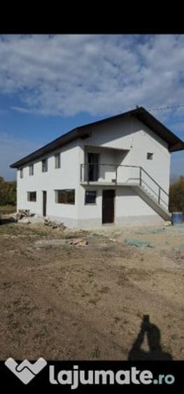 Casă cu 5 camere cu Teren 2000 Mp în Moșteni