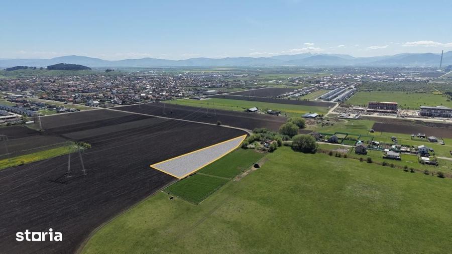 Teren de 4300 mp, în Sânpetru