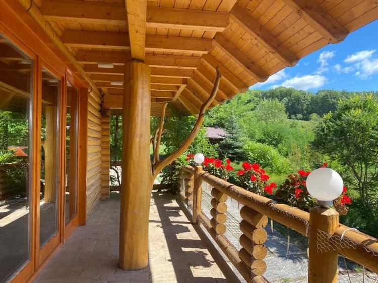 Casă individuală cu 6 camere cu Garaj în Cărbunari