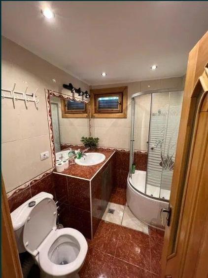 Apartament cu 3 camere semidecomandat, mobilat în Podu Roș