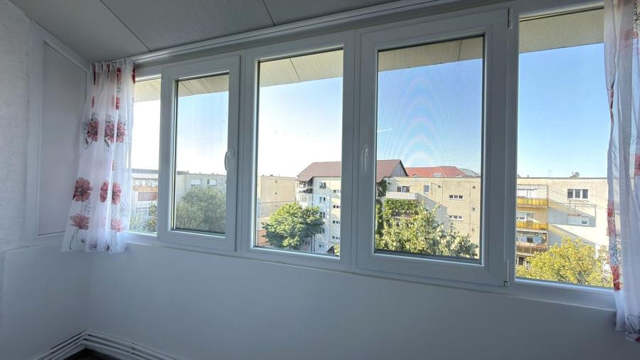 Apartament cu 3 camere semidecomandat, mobilat în Central