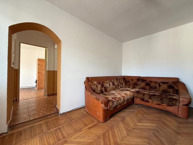 Apartament cu 3 camere semidecomandat în Central
