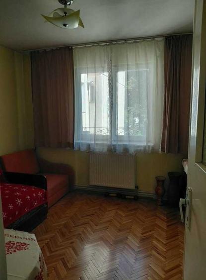 Apartament cu 3 camere semidecomandat în Dâmbu Pietros