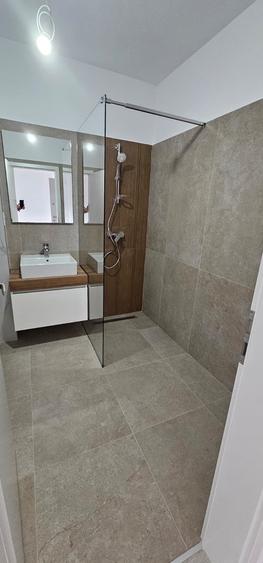 Apartament cu 2 camere decomandat în Tractorul