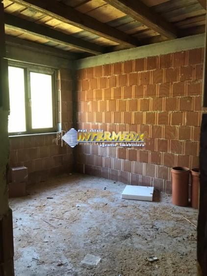 Casă individuală cu 5 camere cu Canalizare în Sud