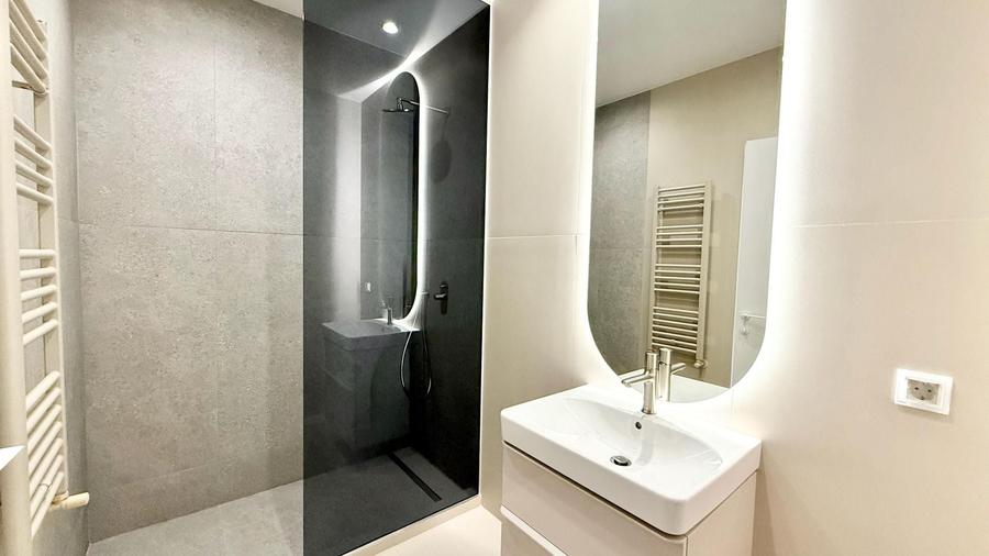 Apartament cu 2 camere semidecomandat, mobilat în Barbu Văcărescu