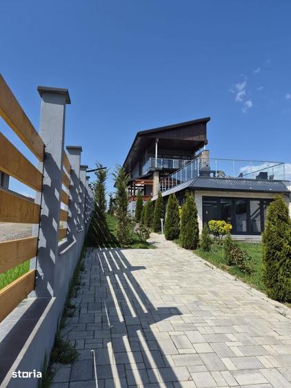 Casă cu 5 camere cu Teren 1000 Mp în 1 Decembrie