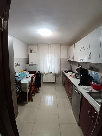 Apartament cu 3 camere decomandat în Coman