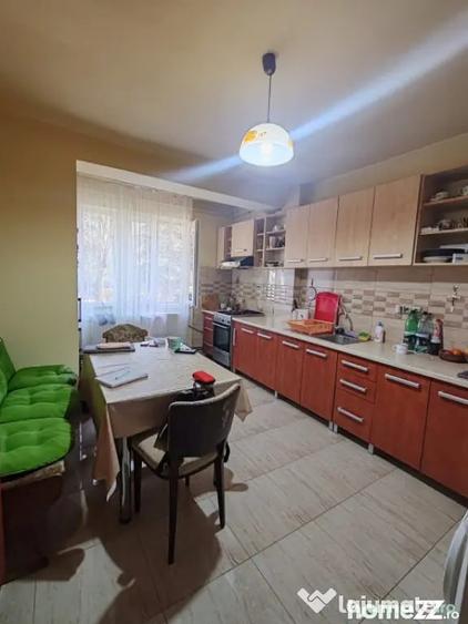 Apartament cu 3 camere semidecomandat în Săsar
