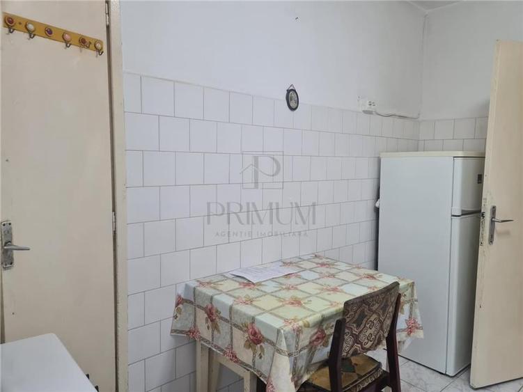 Apartament cu 3 camere semidecomandat în Girocului