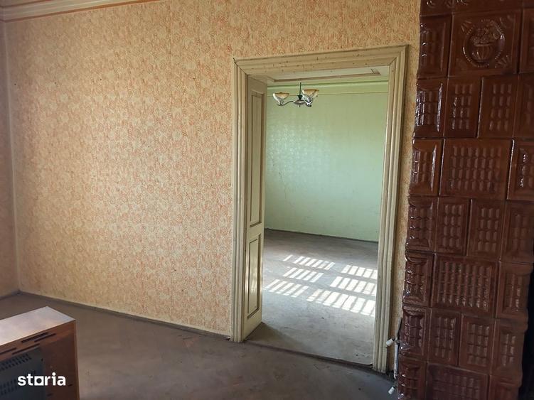 Casă cu 3 camere în Sântion