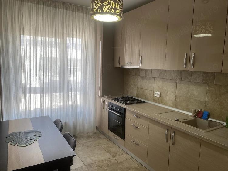 Apartament cu 3 camere decomandat în Metalurgiei