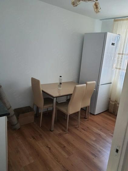 Apartament cu 3 camere semidecomandat în Autogară
