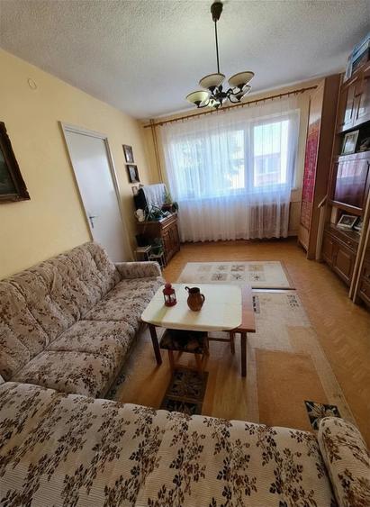 Apartament cu 3 camere semidecomandat, mobilat în Dacia