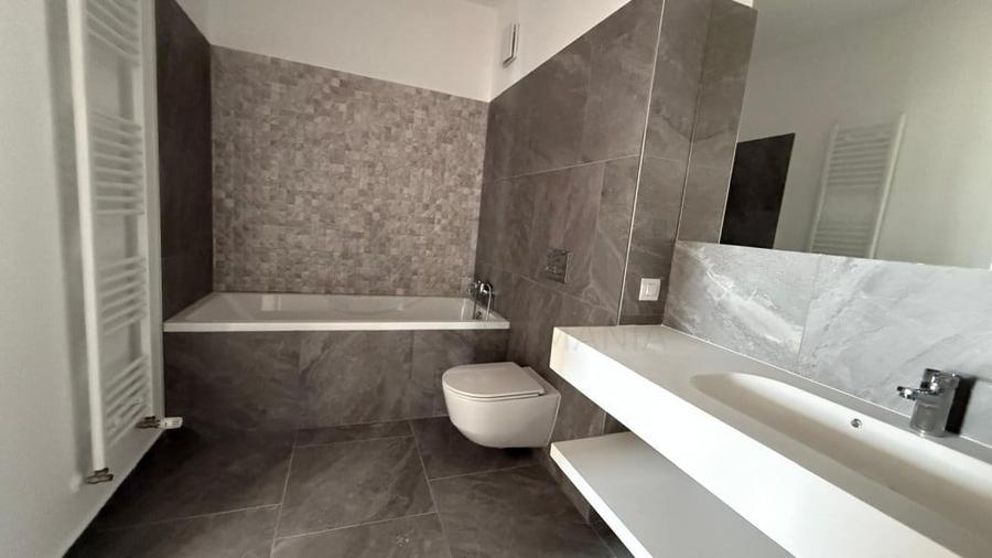 Apartament cu 3 camere semidecomandat în Nord