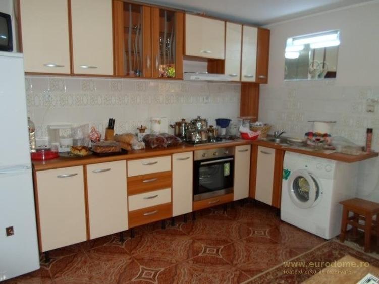Duplex cu 7 camere cu Canalizare în Central