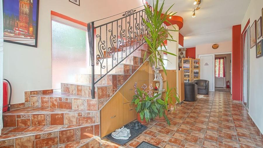 Casă individuală cu 11 camere cu Teren 789 Mp în Florilor