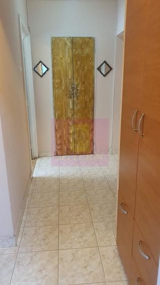 Apartament cu 3 camere decomandat în Costin Georgian