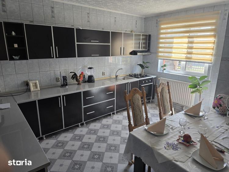 Casă cu 6 camere cu Teren 300 Mp în Sud