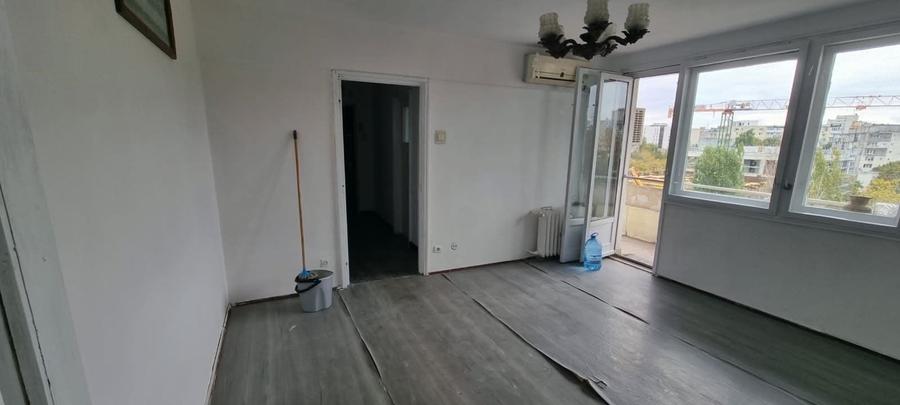 Apartament cu 3 camere semidecomandat în Berceni