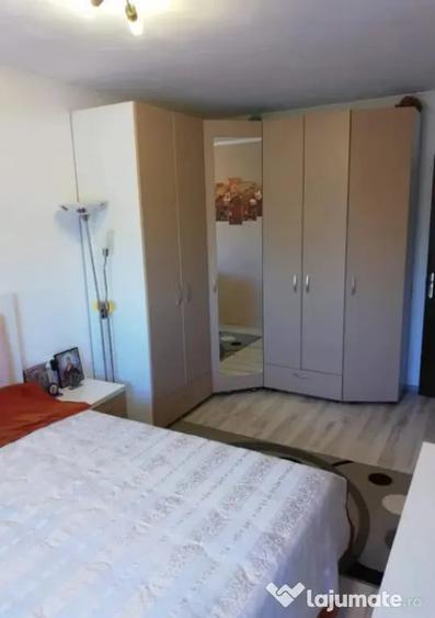 Apartament cu 3 camere decomandat în Tractorul