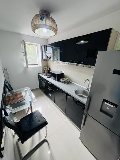 Apartament cu 2 camere semidecomandat, mobilat în Victoriei