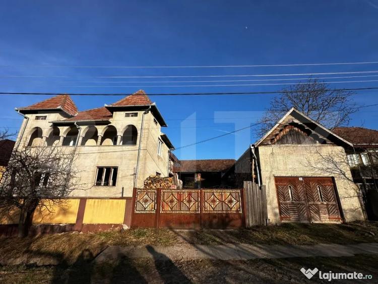 Casă cu 4 camere cu Teren 2500 Mp în Hurez