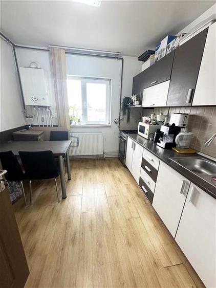 Apartament cu 3 camere semidecomandat, mobilat în Inel I