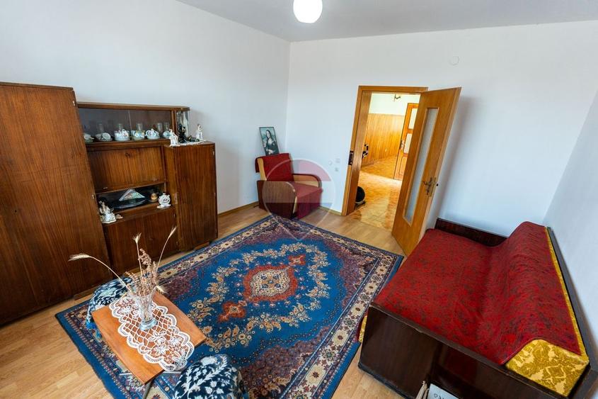 Casă individuală cu 3 camere cu Teren 3166 Mp în Burjuc