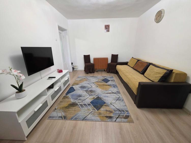 Apartament cu 3 camere semidecomandat în Crângași
