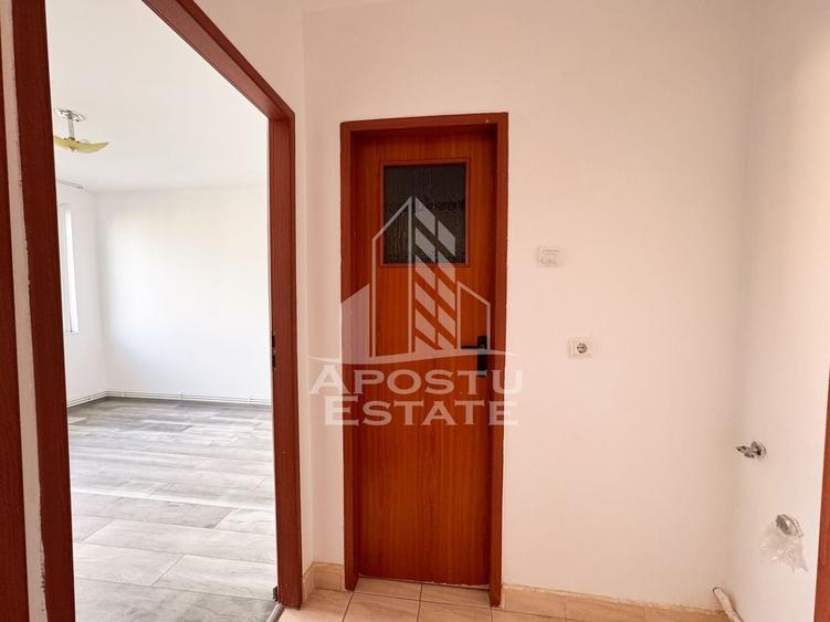 Apartament cu 2 camere semidecomandat, mobilat în Micro 4
